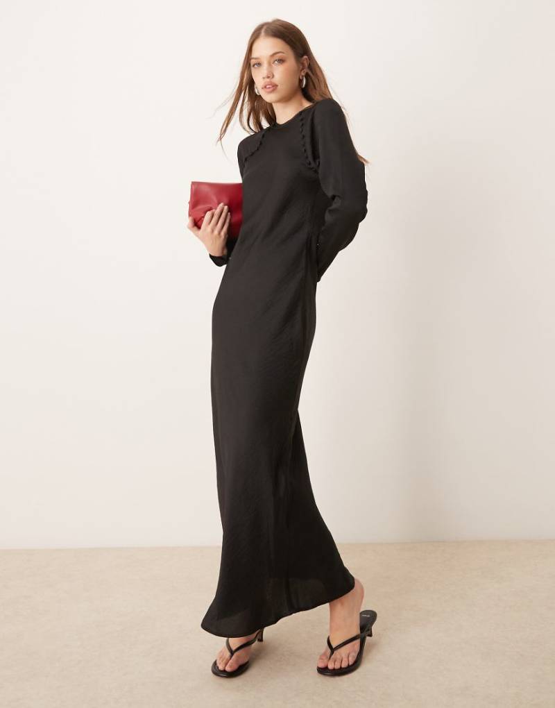ASOS DESIGN - Asymmetrisches Satin-Maxikleid in Schwarz mit Knopfdetail von ASOS DESIGN
