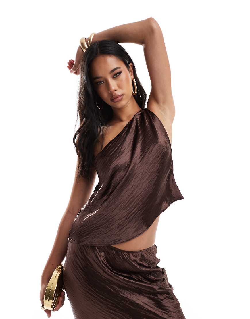 ASOS DESIGN - Asymmetrisches Satin-Top in Schokobraun mit verdrehtem Design, Kombiteil ASOS DESIGN - Asymmetrisches Satin-Top in Schokobraun mit verdrehtem Design, Kombiteil von ASOS DESIGN