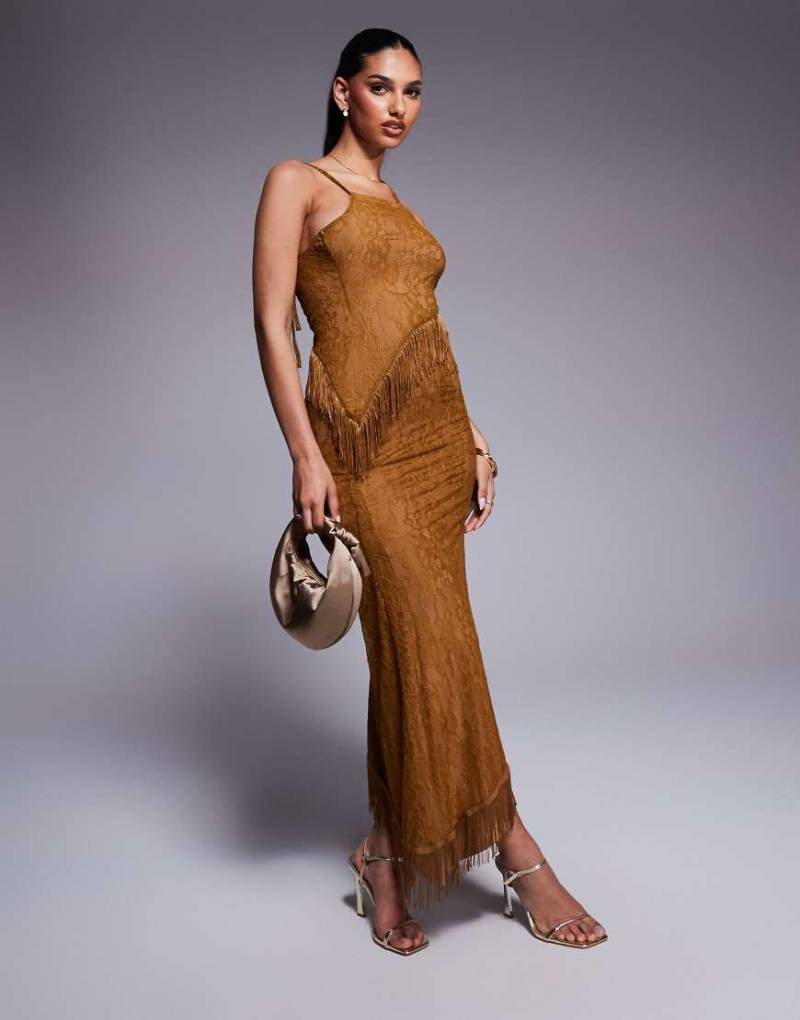 ASOS DESIGN - Asymmetrisches Spitzen-Maxikleid in Bronze mit Fransen und Cut-out-Braun von ASOS DESIGN