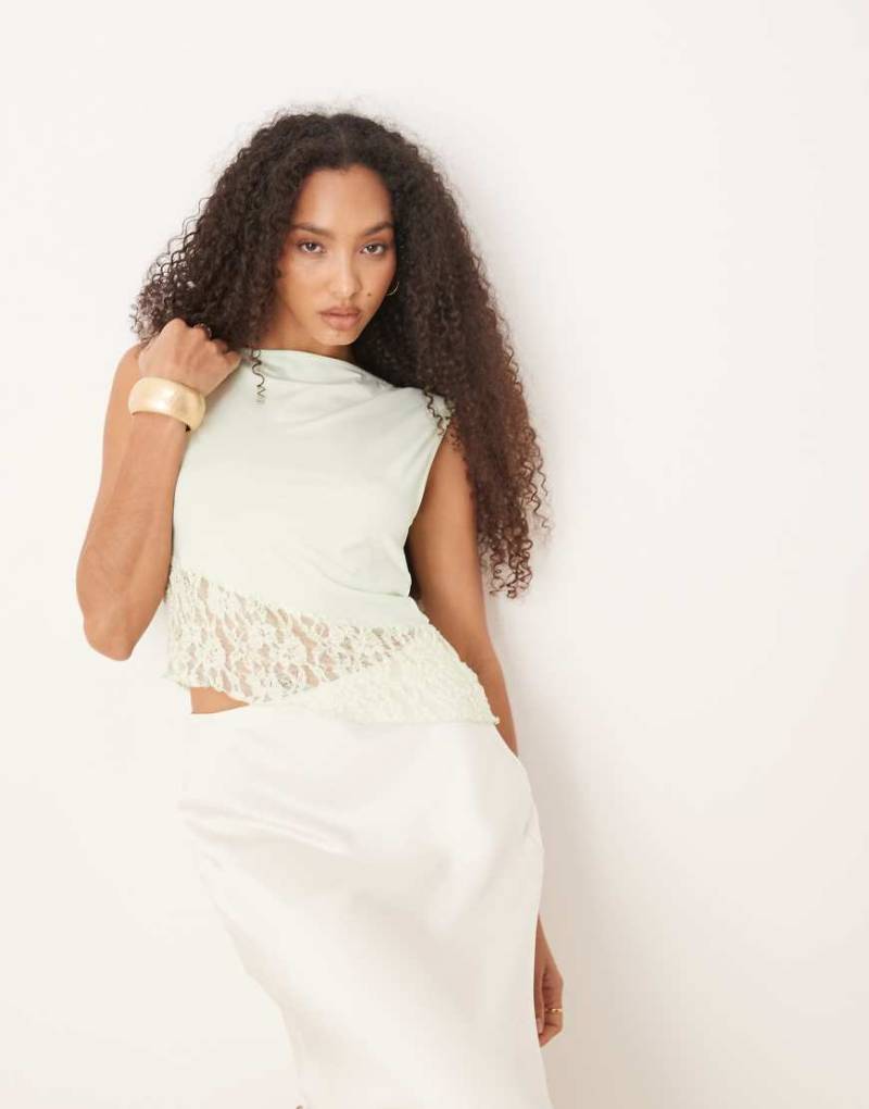 ASOS DESIGN - Asymmetrisches Top in Pastellgrün mit Spitze und U-Boot-Ausschnitt von ASOS DESIGN