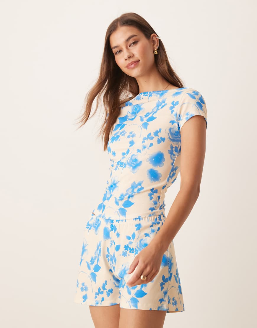 ASOS DESIGN - Asymmetrisches T-Shirt in Gelb mit seitlicher Raffung, U-Boot-Ausschnitt und blauem Blumenmuster, Kombiteil-Bunt von ASOS DESIGN