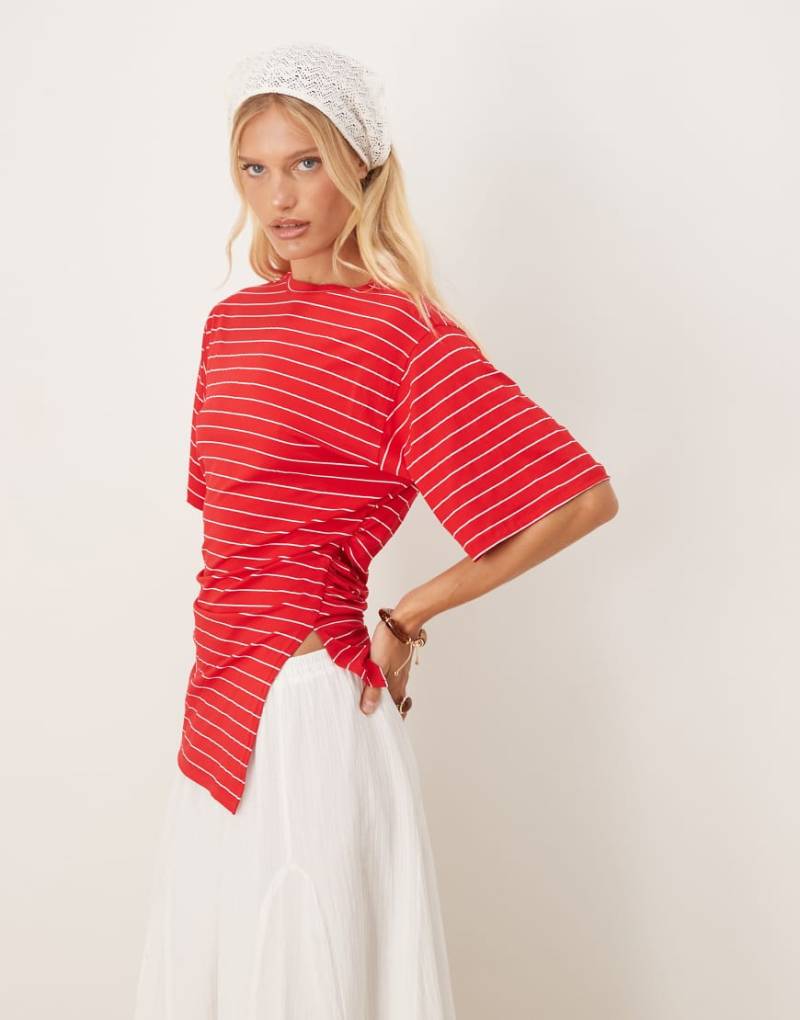 ASOS DESIGN - Asymmetrisches T-Shirt in Rot gestreift mit Raffung von ASOS DESIGN