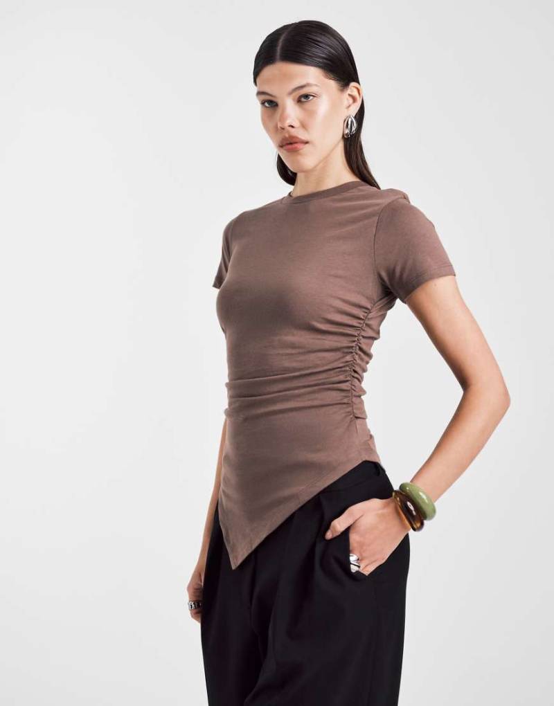 ASOS DESIGN - Asymmetrisches T-Shirt in Schokobraun mit seitlicher Raffung von ASOS DESIGN
