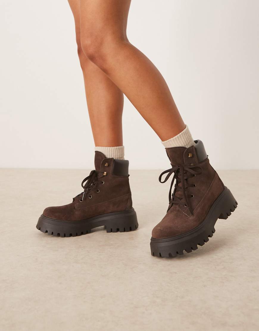 ASOS DESIGN - Athens - Schnürstiefel aus Wildleder in Schokobraun mit dicker Sohle ASOS DESIGN - Athens - Schnürstiefel aus Wildleder in Schokobraun mit dicker Sohle von ASOS DESIGN