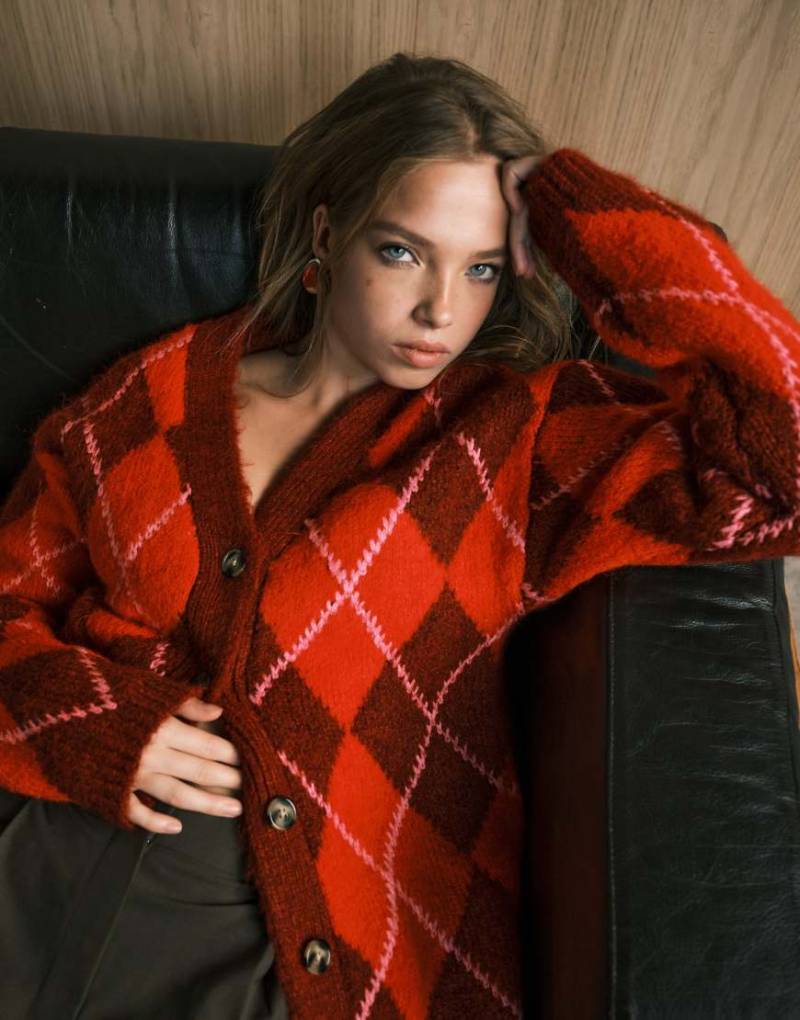 ASOS DESIGN - Aufgeraute Boyfriend-Strickjacke in Rot mit Argyle-Muster von ASOS DESIGN