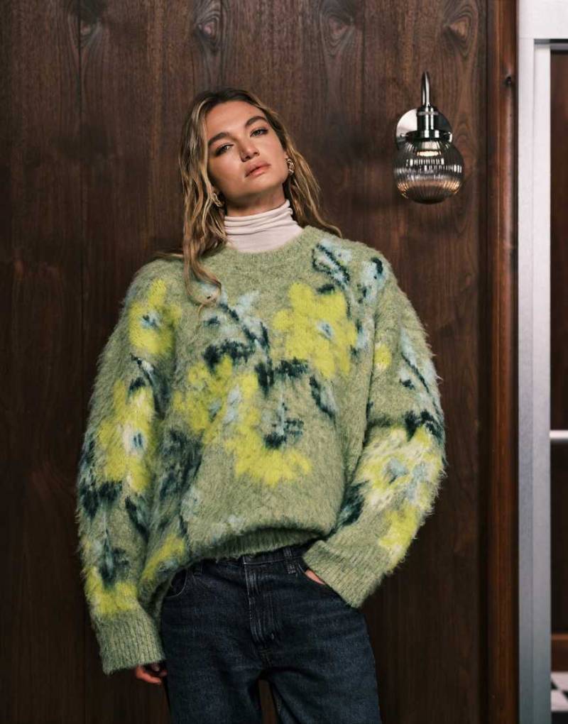 ASOS DESIGN - Aufgerauter Pullover in Salbei mit auffälligem Blumenmotiv-Grün von ASOS DESIGN