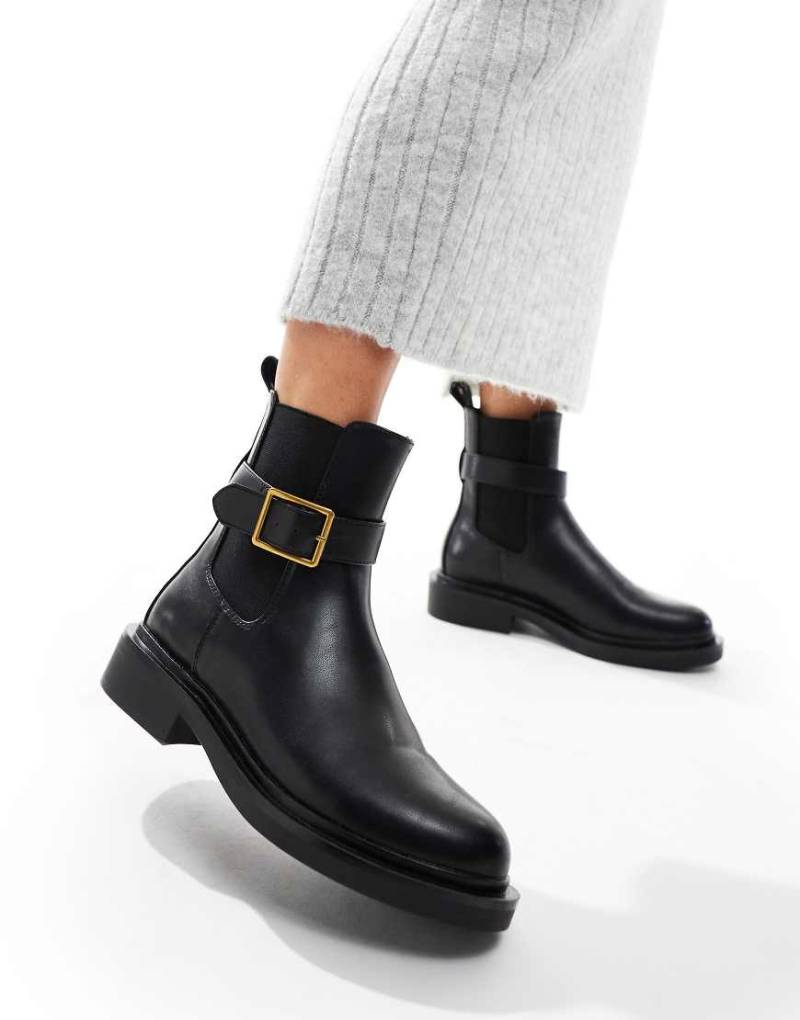 ASOS DESIGN - Aurora - Flache Stiefel in Schwarz mit Schnallenriemen von ASOS DESIGN