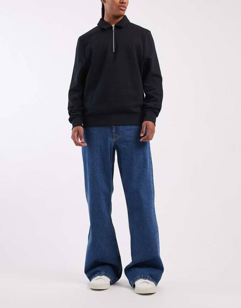 ASOS DESIGN - Ausgestellte, weite Jeans in dunkelblauer Waschung von ASOS DESIGN