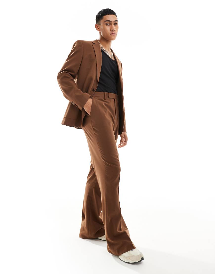 ASOS DESIGN - Ausgestellte Anzughose in Schokoladenbraun mit hohem Bund von ASOS DESIGN