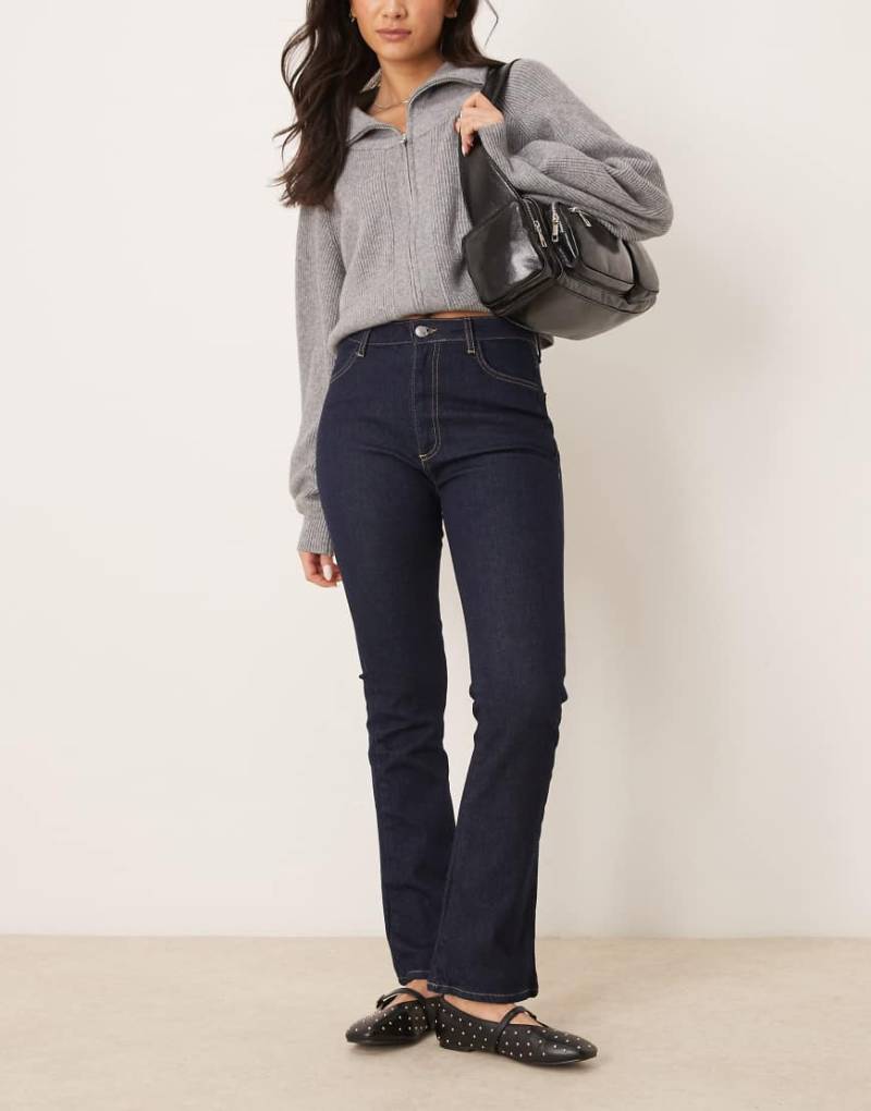 ASOS DESIGN - Ausgestellte Bootcut-Jeans in Grau mit Komfort-Stretchanteil und mittelhohem Bund-Marineblau von ASOS DESIGN
