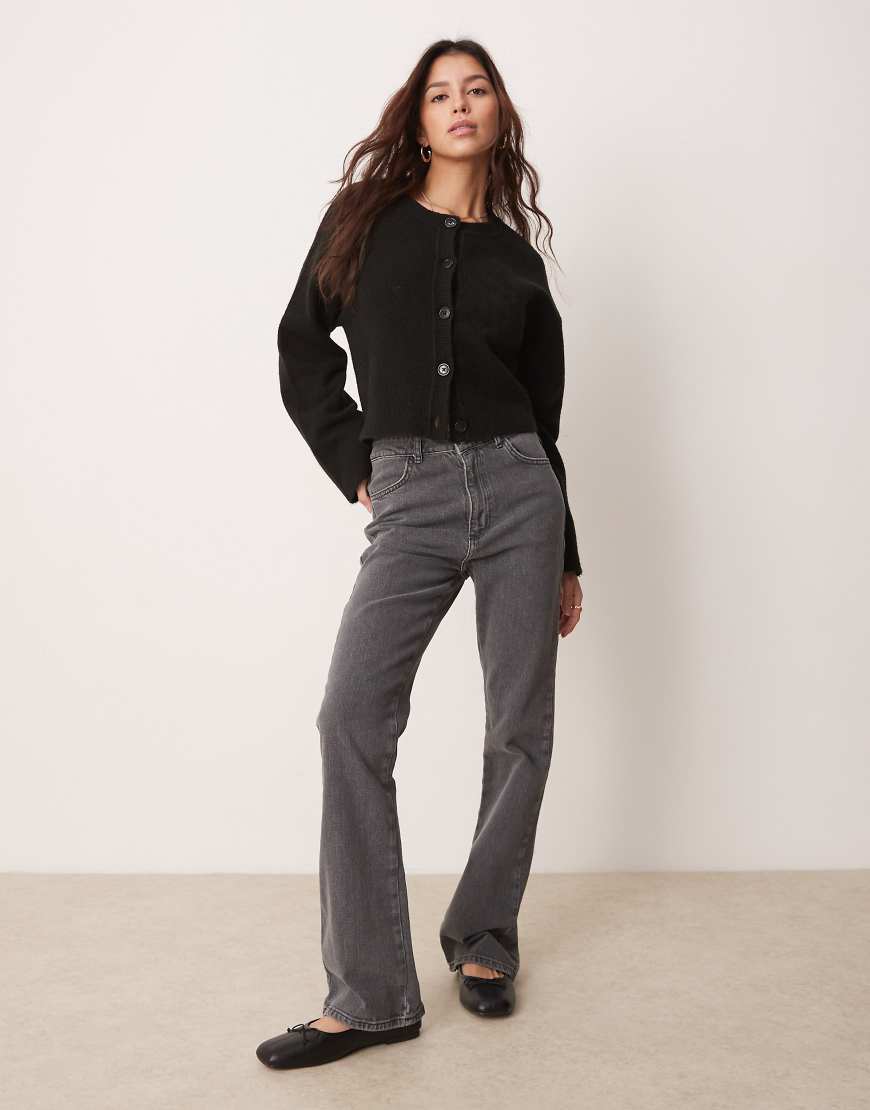 ASOS DESIGN - Ausgestellte Bootcut-Jeans in Grau mit Komfort-Stretchanteil und mittelhohem Bund von ASOS DESIGN