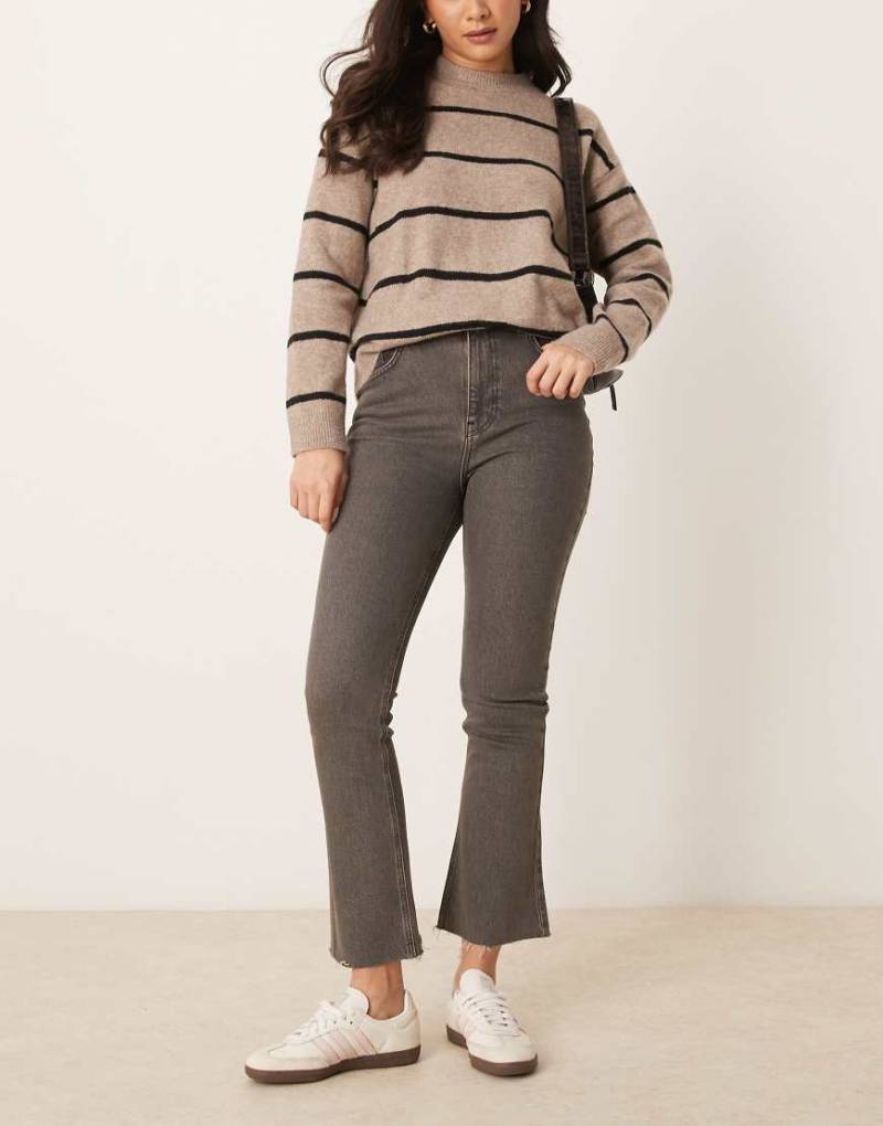ASOS DESIGN - Ausgestellte Cropped-Jeans in überfärbtem Braun von ASOS DESIGN