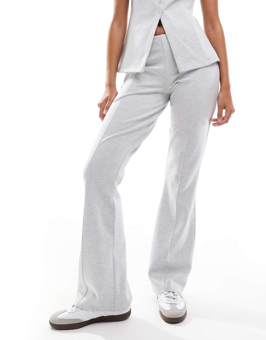 ASOS DESIGN - Ausgestellte Hose aus Jersey in Grau meliert, Kombiteil ASOS DESIGN - Ausgestellte Hose aus Jersey in Grau meliert, Kombiteil von ASOS DESIGN