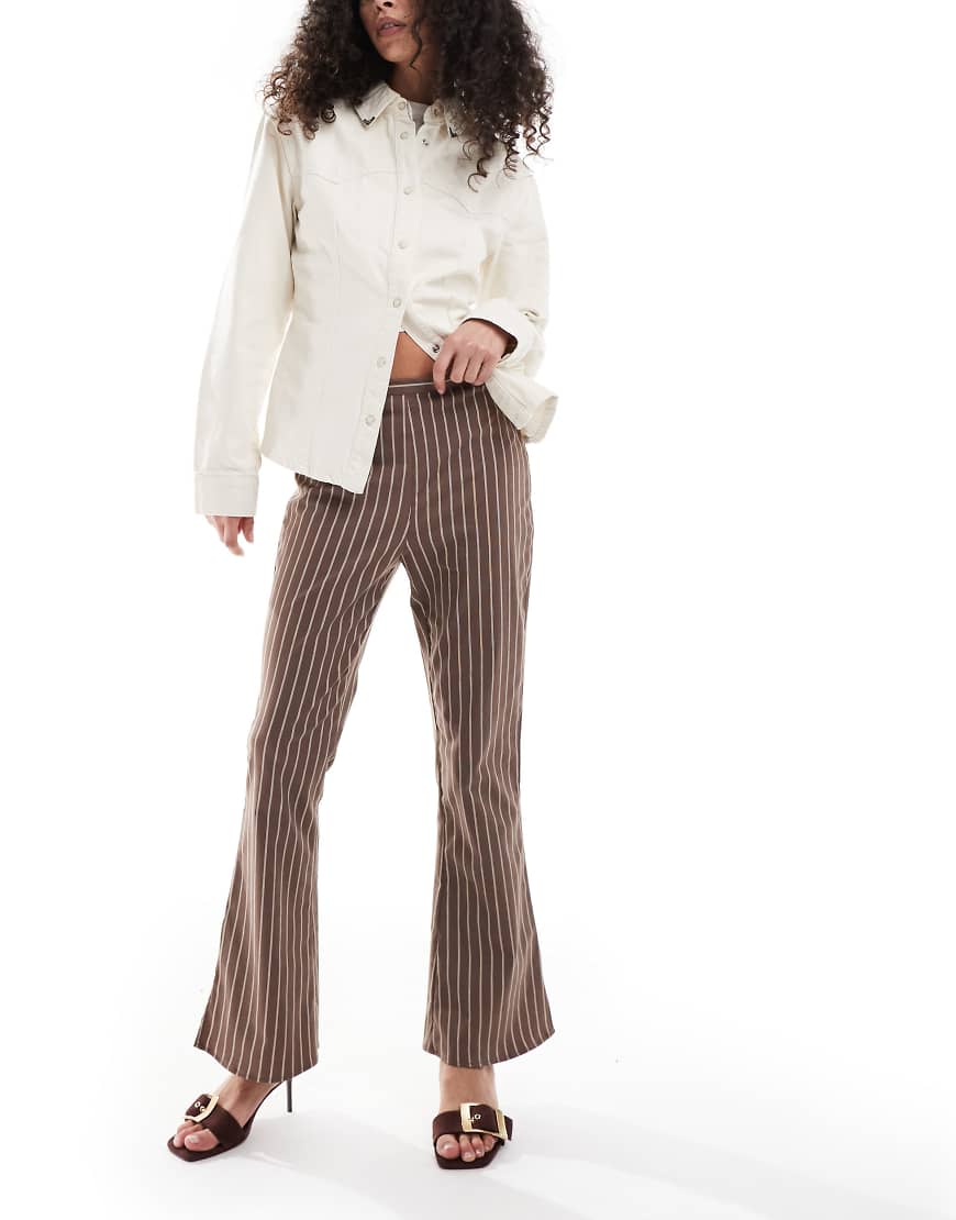 ASOS DESIGN - Ausgestellte Hose in Schokobraun mit Nadelstreifen-Bunt ASOS DESIGN - Ausgestellte Hose in Schokobraun mit Nadelstreifen-Bunt von ASOS DESIGN