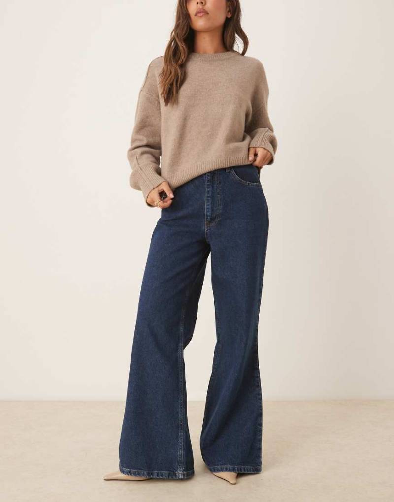 ASOS DESIGN - Ausgestellte Jeans in Indigoblau mit weitem Bein und hohem Bund von ASOS DESIGN