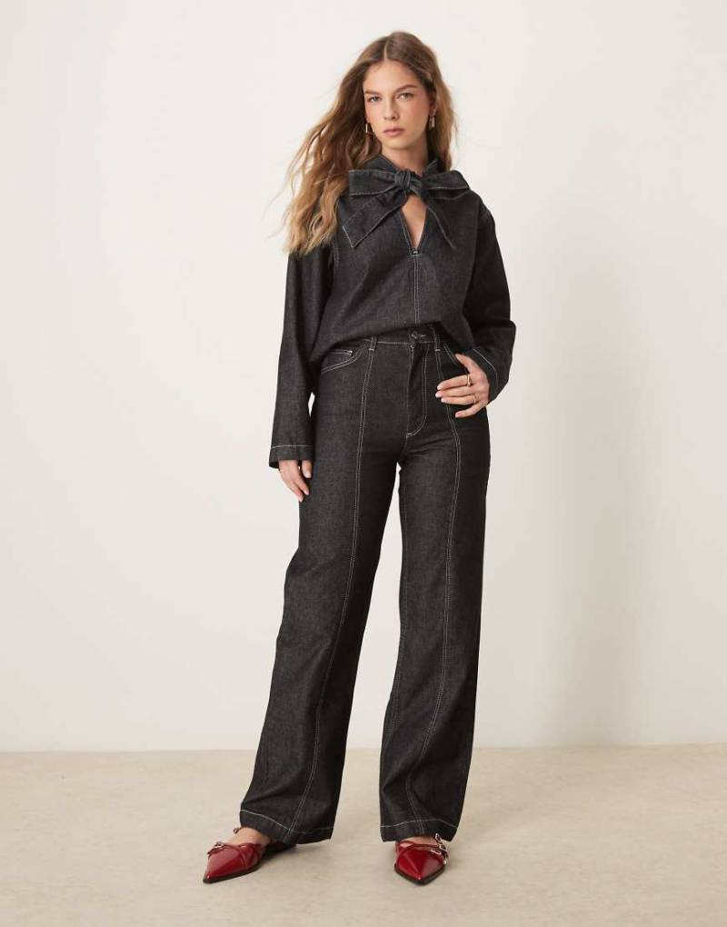 ASOS DESIGN - Ausgestellte Jeans in Schwarz mit Doppelnahtdetail von ASOS DESIGN