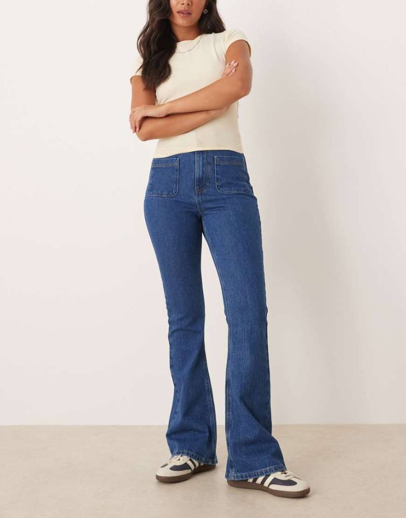 ASOS DESIGN - Ausgestellte Jeans mit Comfort Stretch und extrem hohem Bund in Mittelblau von ASOS DESIGN