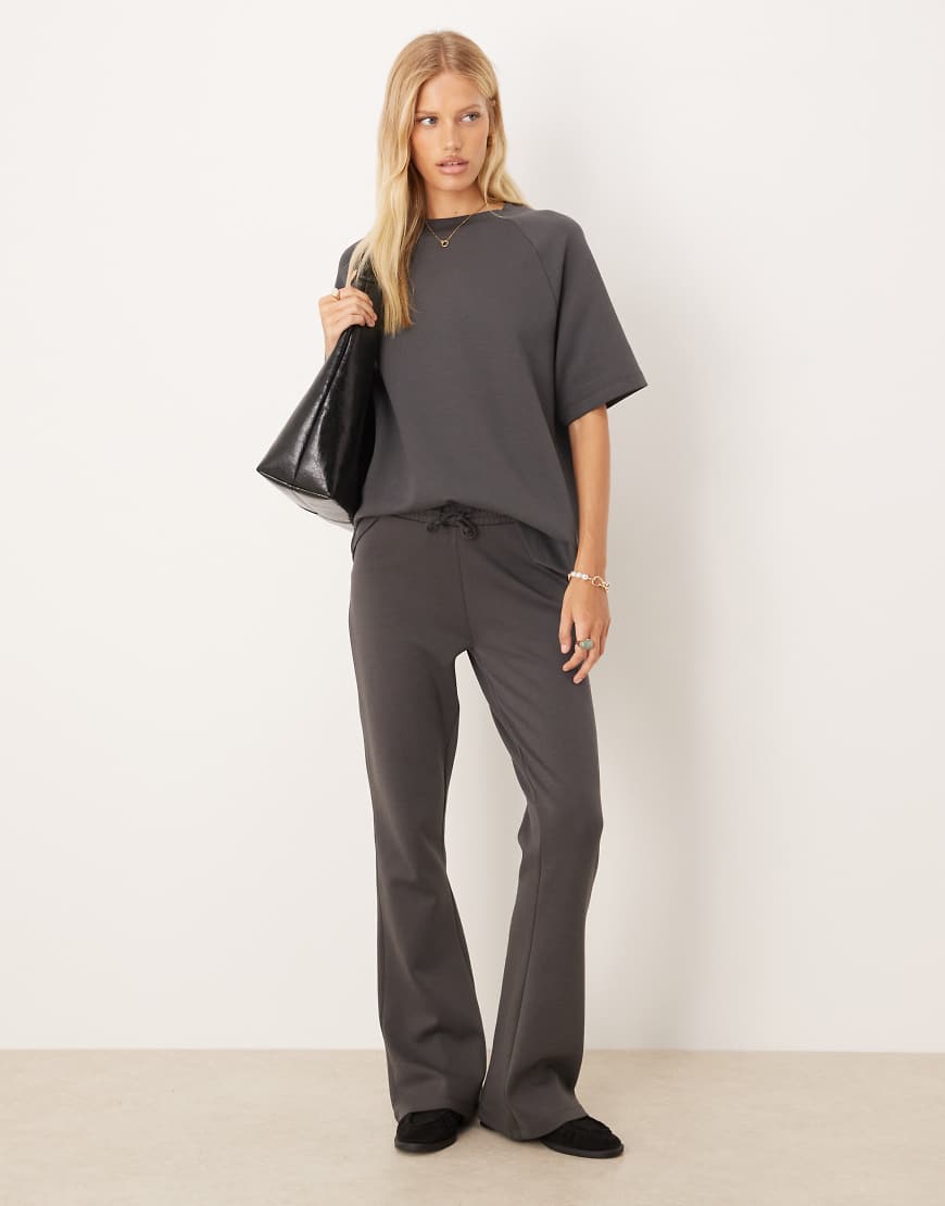 ASOS DESIGN - Ausgestellte Jogginghose aus Interlock-Stoff in Anthrazit, Kombiteil-Grau von ASOS DESIGN