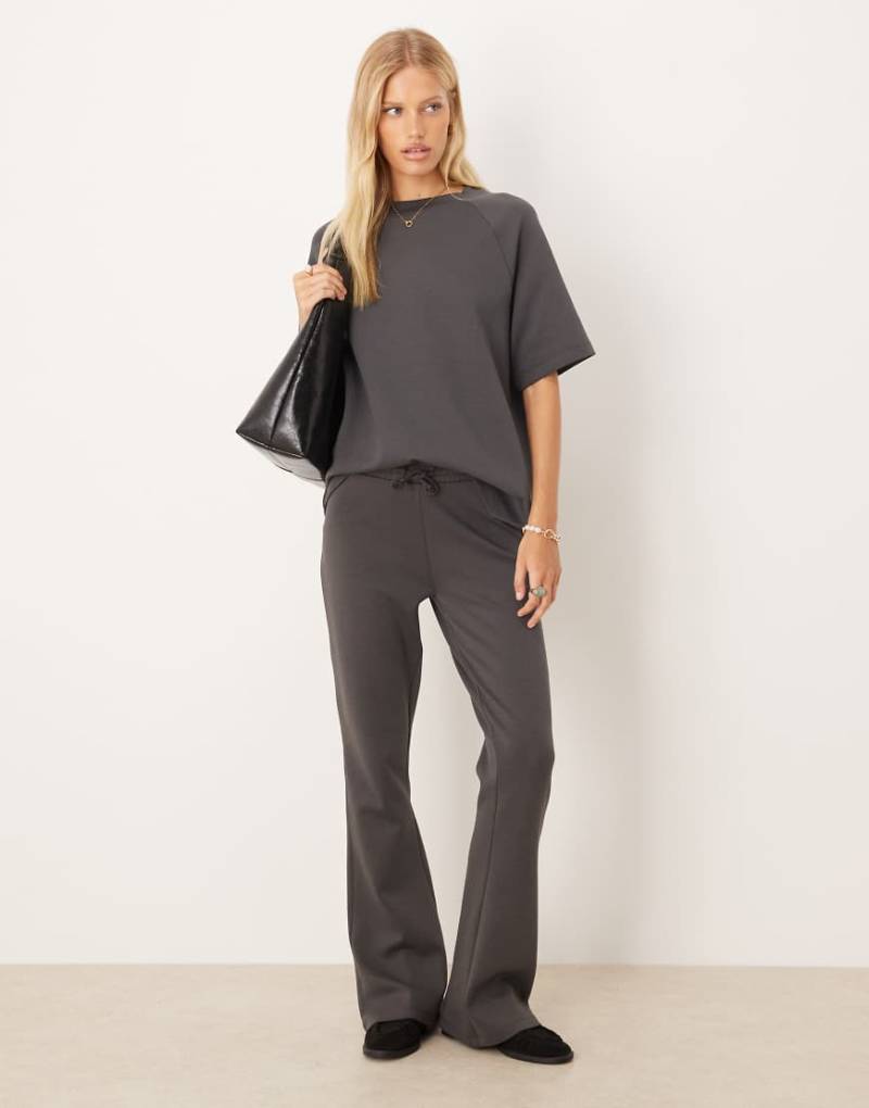ASOS DESIGN - Ausgestellte Jogginghose aus Interlock-Stoff in Anthrazit, Kombiteil-Grau von ASOS DESIGN