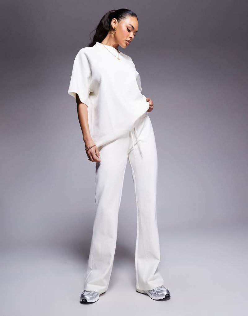 ASOS DESIGN - Ausgestellte Jogginghose aus Interlock-Stoff in Kokosmilchweiß, Kombiteil von ASOS DESIGN