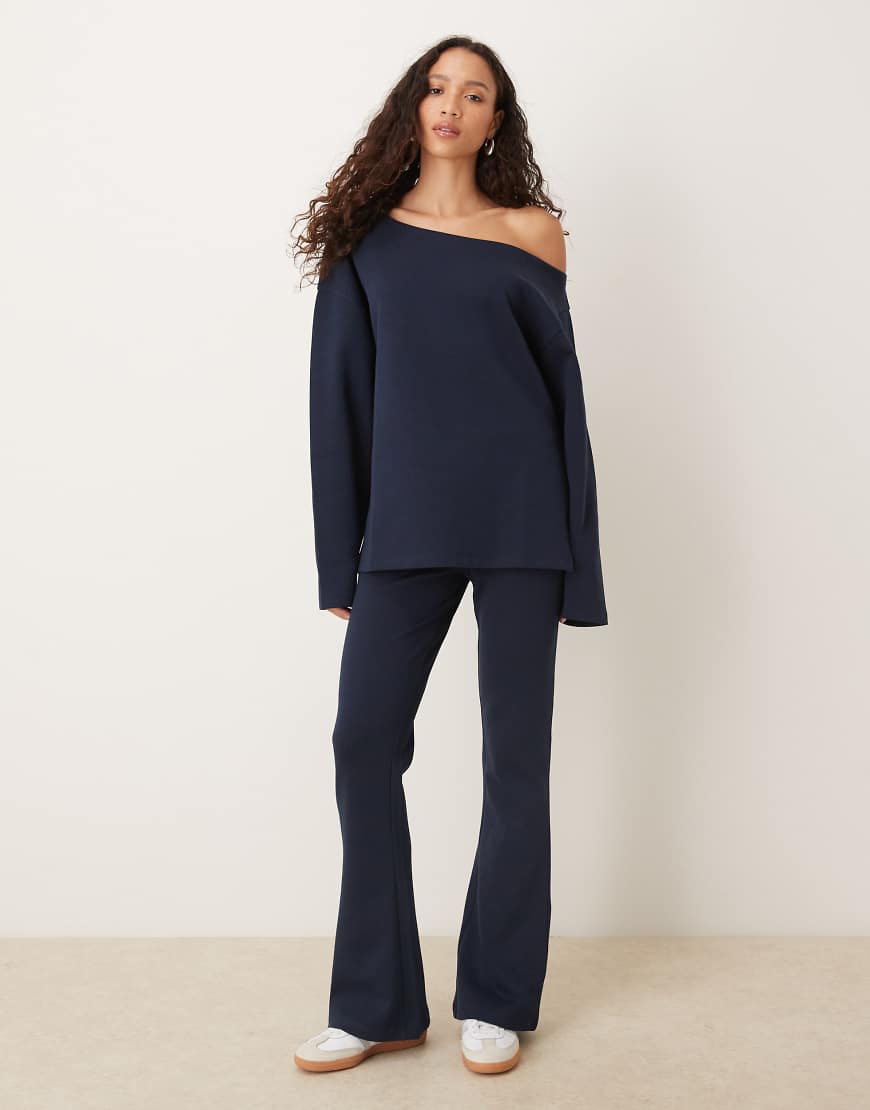 ASOS DESIGN - Ausgestellte Jogginghose aus Interlock-Stoff in Marineblau, Kombiteil von ASOS DESIGN