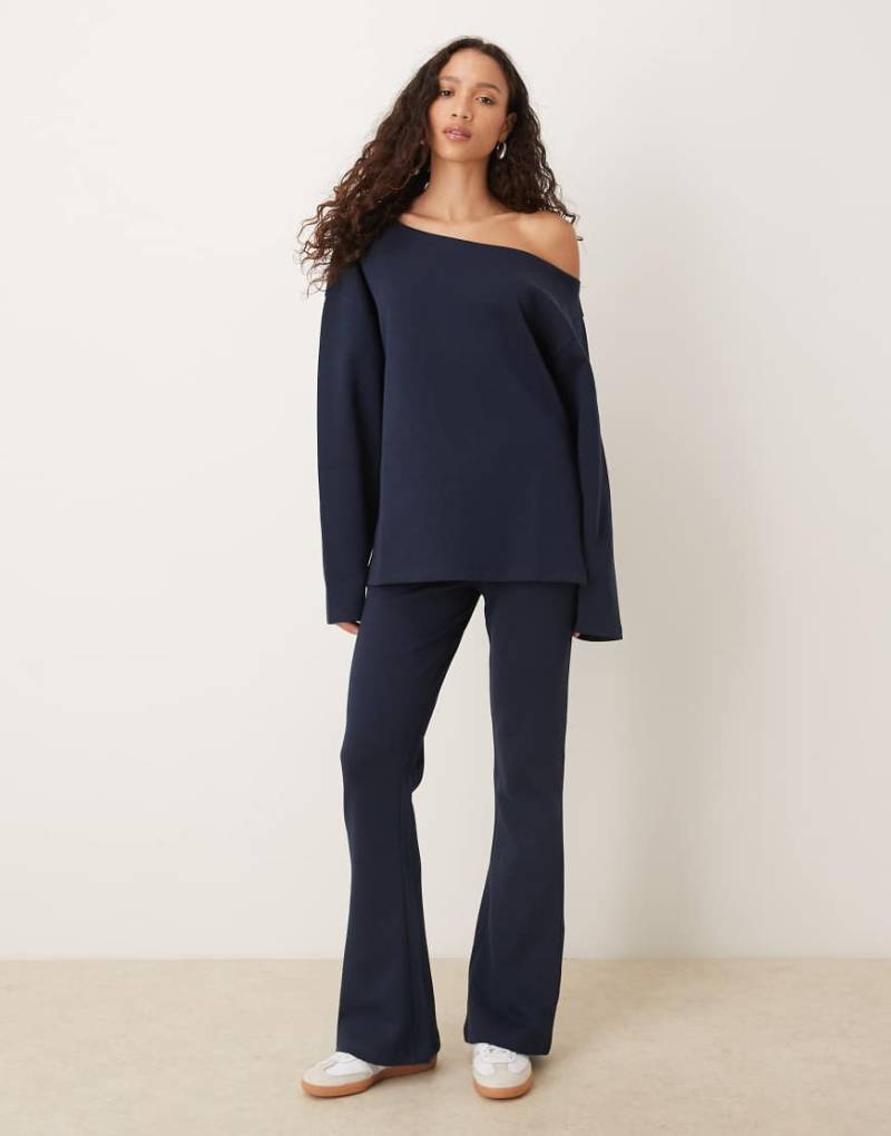 ASOS DESIGN - Ausgestellte Jogginghose aus Interlock-Stoff in Marineblau, Kombiteil von ASOS DESIGN