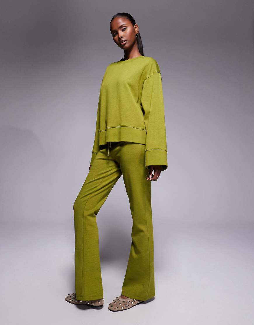 ASOS DESIGN - Ausgestellte Jogginghose aus Interlock-Stoff in Olivgrün, Kombiteil-Keine Farbe von ASOS DESIGN