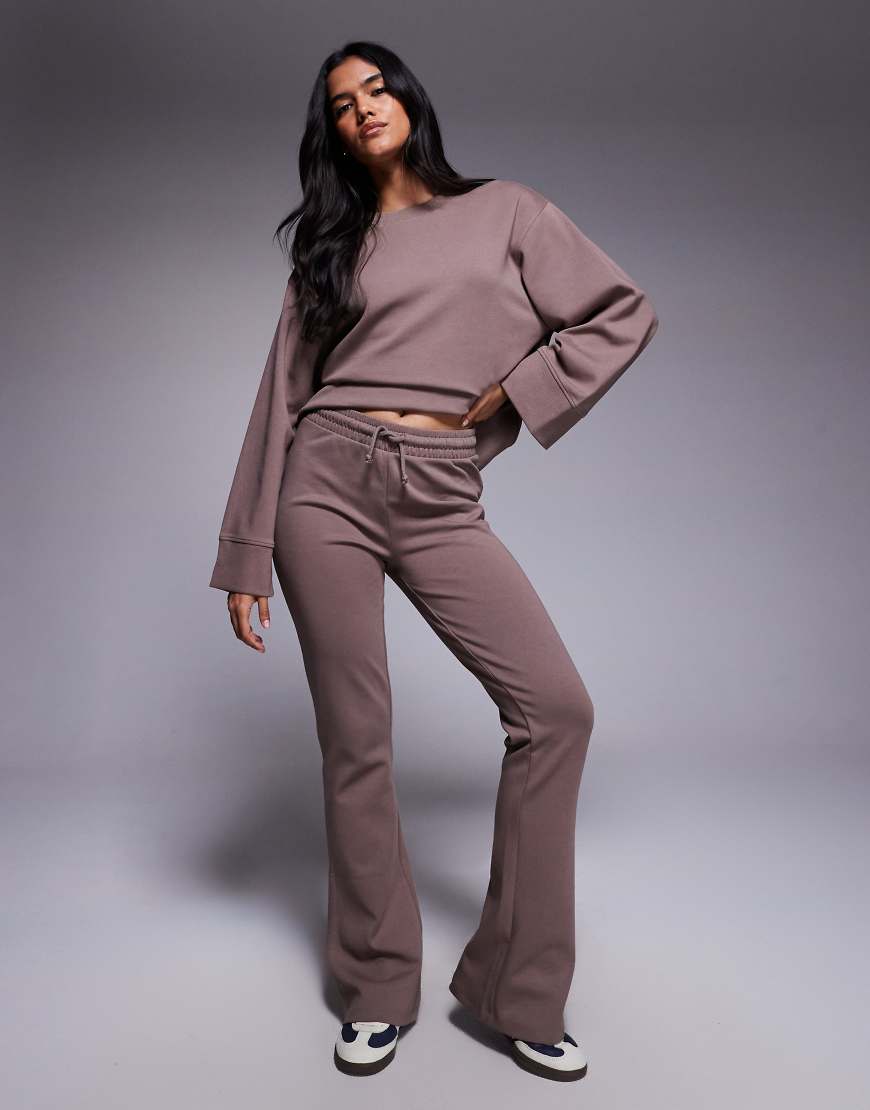 ASOS DESIGN - Ausgestellte Jogginghose aus Interlock-Stoff in dunklem Taupe, Kombiteil-Keine Farbe von ASOS DESIGN