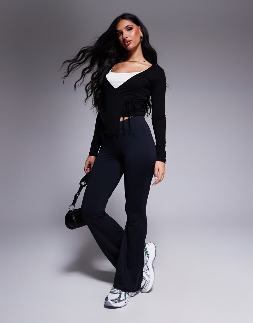ASOS DESIGN - Ausgestellte Leggings in Schwarz mit überkreuztem Detail und V-Design ASOS DESIGN - Ausgestellte Leggings in Schwarz mit überkreuztem Detail und V-Design von ASOS DESIGN