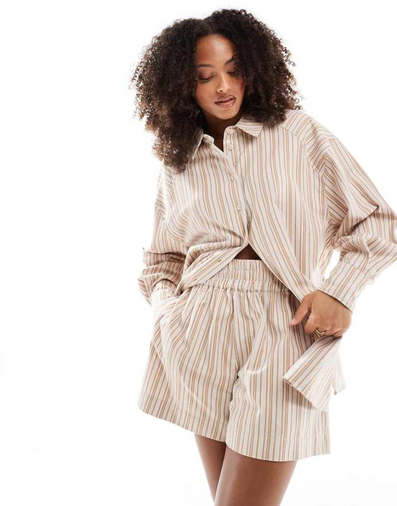 ASOS DESIGN - Ausgestellte Shorts in Braun gestreift, Kombiteil-Bunt von ASOS DESIGN