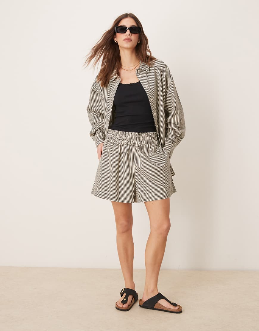 ASOS DESIGN - Ausgestellte Shorts in Schwarz-Weiß gestreift, Kombiteil-Bunt ASOS DESIGN - Ausgestellte Shorts in Schwarz-Weiß gestreift, Kombiteil-Bunt von ASOS DESIGN