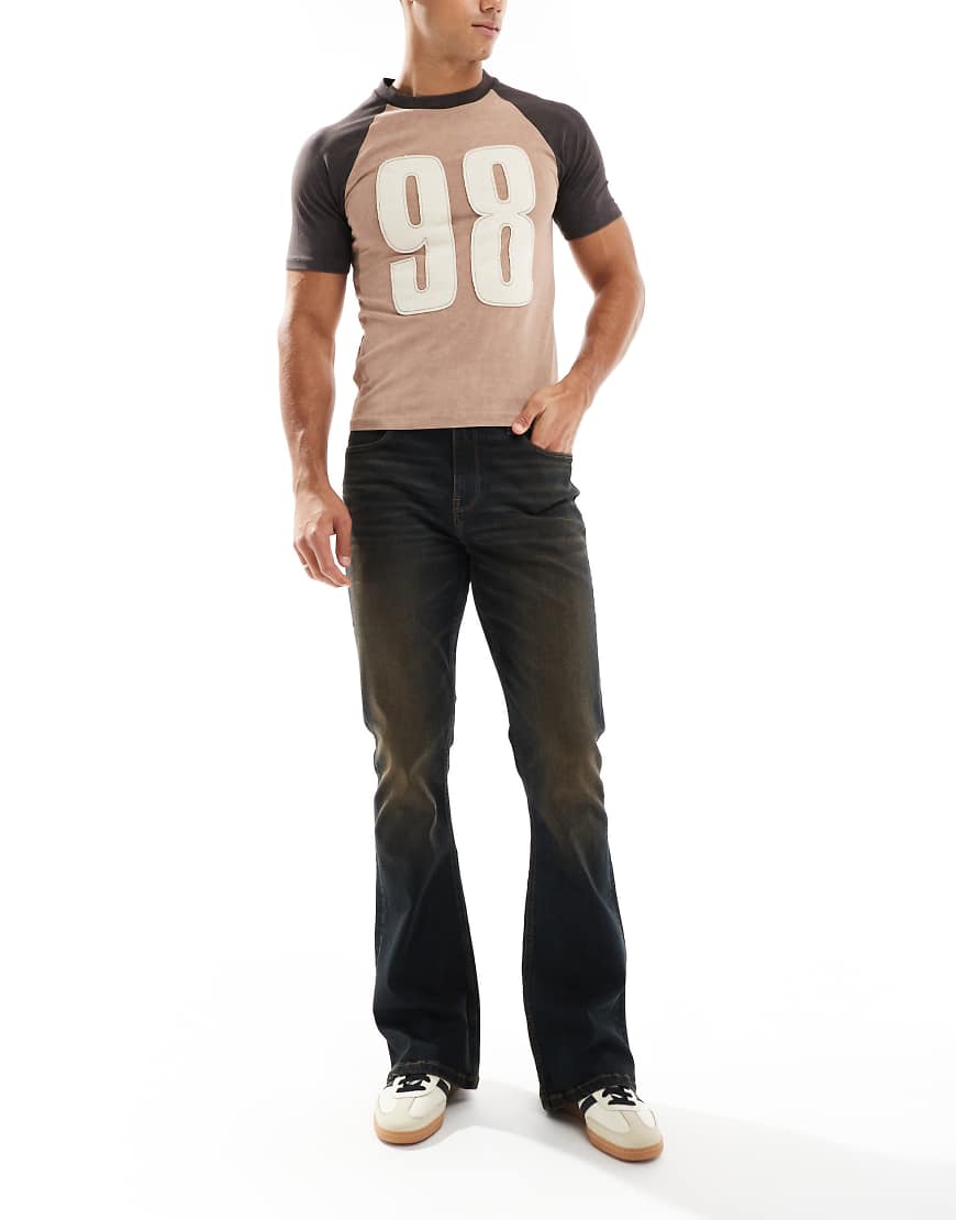 ASOS DESIGN - Ausgestellte Stretch-Jeans in Schwarz mit brauner Tönung ASOS DESIGN - Ausgestellte Stretch-Jeans in Schwarz mit brauner Tönung von ASOS DESIGN