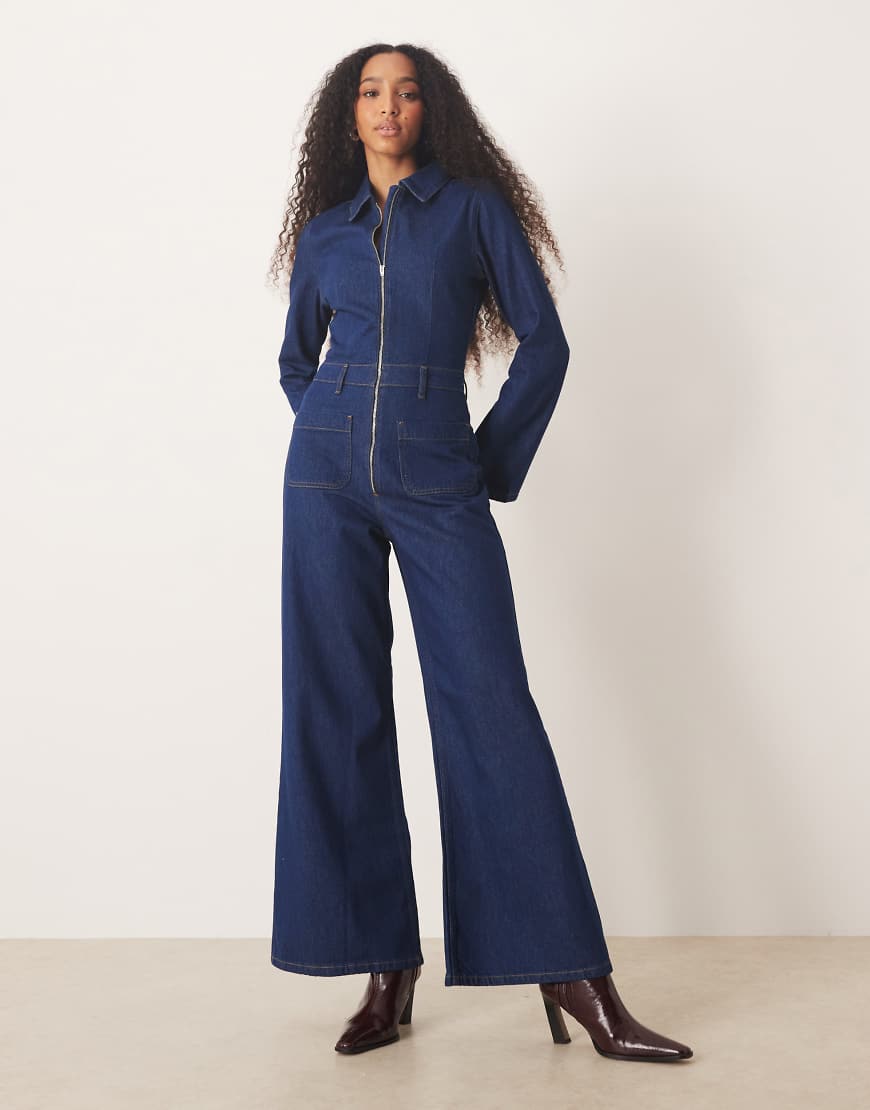 ASOS DESIGN - Ausgestellter Denim-Jumpsuit im 70er-Stil in Mittelblau von ASOS DESIGN