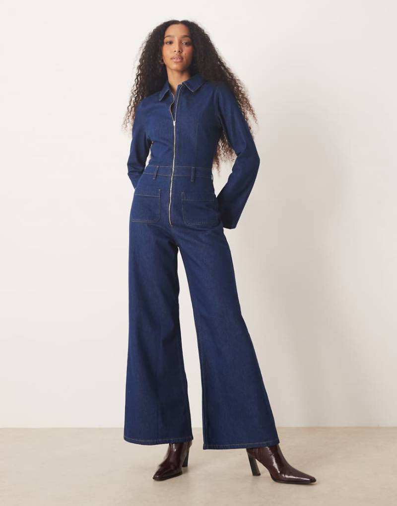 ASOS DESIGN - Ausgestellter Denim-Jumpsuit im 70er-Stil in Mittelblau von ASOS DESIGN