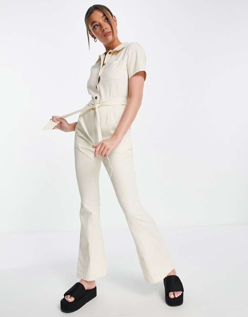 ASOS DESIGN - Ausgestellter Twill-Overall im Stil der 70er in Cremeweiß ASOS DESIGN - Ausgestellter Twill-Overall im Stil der 70er in Cremeweiß von ASOS DESIGN