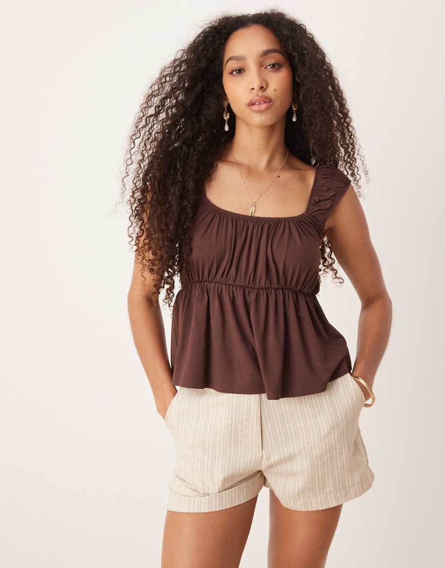 ASOS DESIGN - Ausgestelltes Babydoll-Oberteil im Milchmädchen-Stil in Braun von ASOS DESIGN