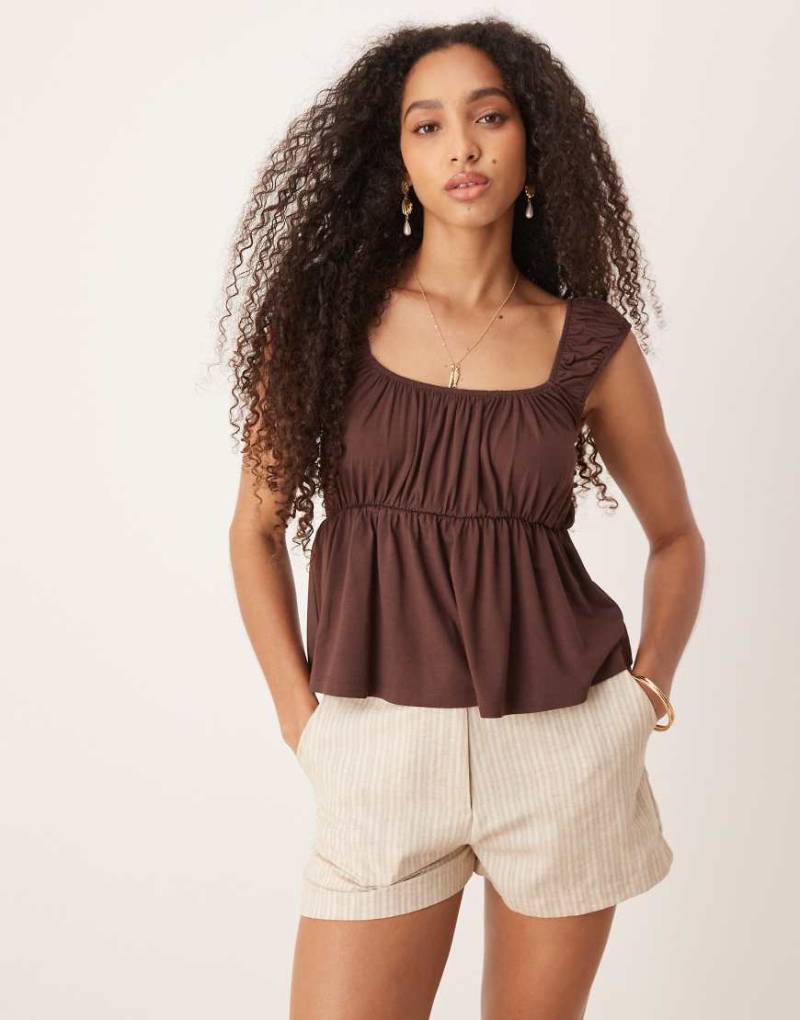 ASOS DESIGN - Ausgestelltes Babydoll-Oberteil im Milchmädchen-Stil in Braun von ASOS DESIGN