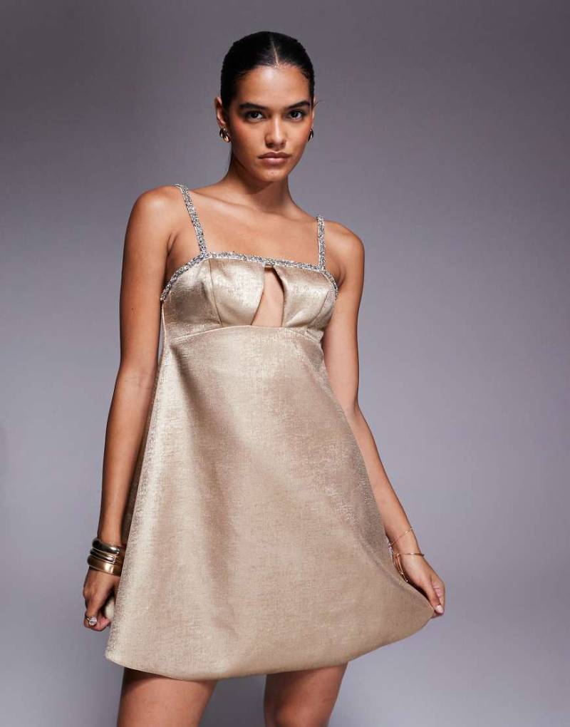 ASOS DESIGN - Ausgestelltes Minikleid in Metallic-Gold mit Schmucksteinbesatz und Zierausschnitt-Goldfarben ASOS DESIGN - Ausgestelltes Minikleid in Metallic-Gold mit Schmucksteinbesatz und Zierausschnitt-Goldfarben von ASOS DESIGN