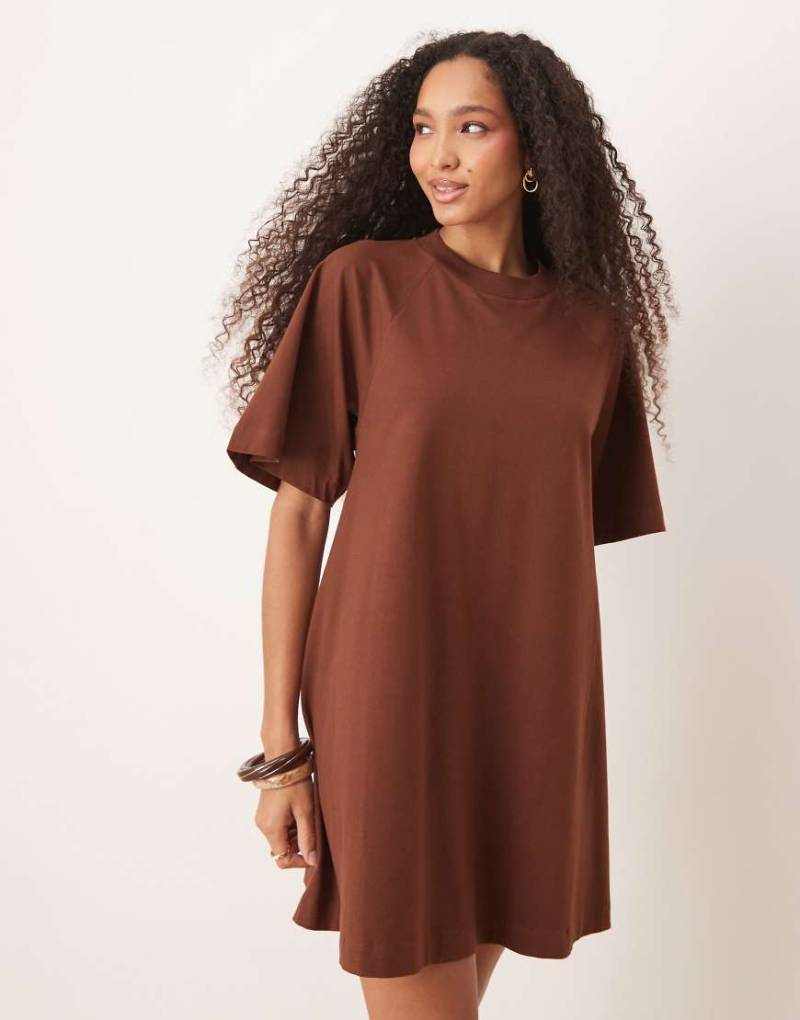 ASOS DESIGN - Ausgestelltes Minikleid in Schokobraun mit Oberteil im T-Shirt-Stil-Keine Farbe von ASOS DESIGN