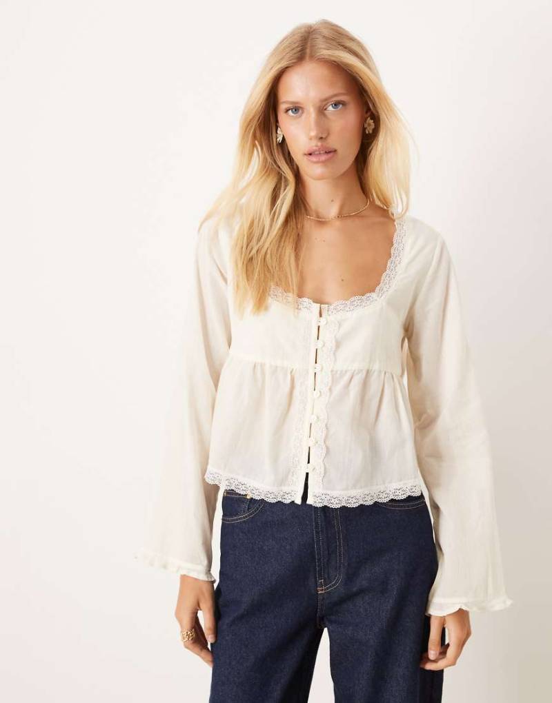 ASOS DESIGN - Babydoll-Bluse in Ecru mit Spitzenborte-Weiß von ASOS DESIGN