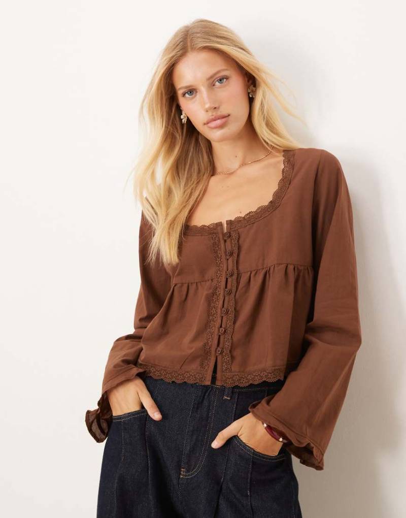 ASOS DESIGN - Babydoll-Bluse in Schokobraun mit Spitzenborte-Brown ASOS DESIGN - Babydoll-Bluse in Schokobraun mit Spitzenborte-Brown von ASOS DESIGN