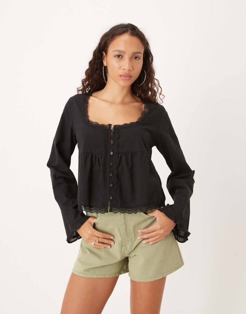 ASOS DESIGN - Babydoll-Bluse in Schwarz mit Spitzenborte von ASOS DESIGN