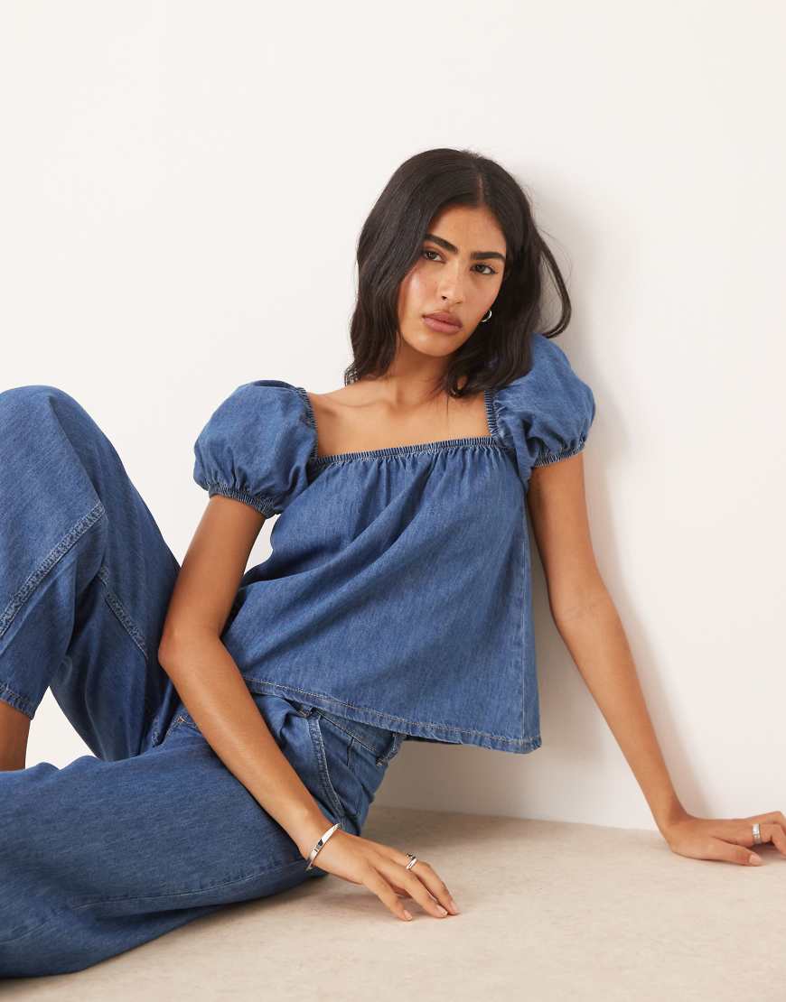 ASOS DESIGN - Babydoll-Jeansoberteil in Mittelblau mit Puffärmeln ASOS DESIGN - Babydoll-Jeansoberteil in Mittelblau mit Puffärmeln von ASOS DESIGN