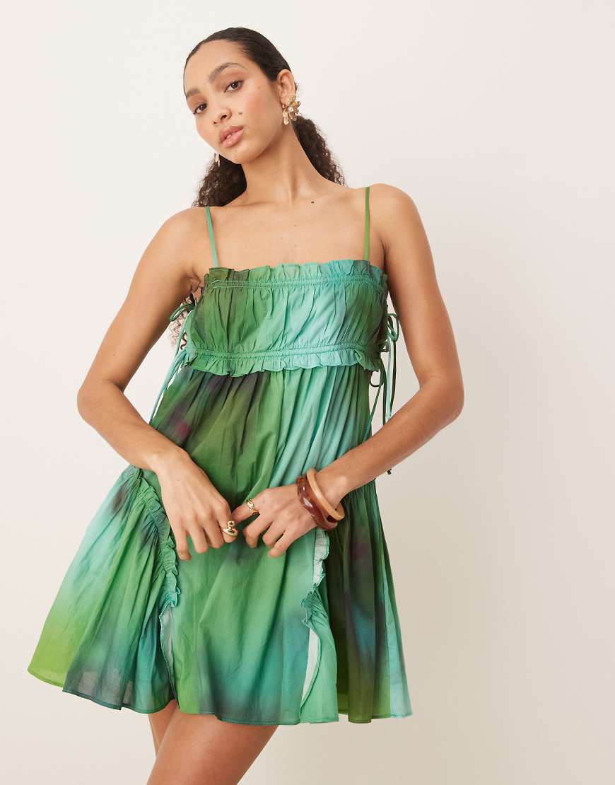 ASOS DESIGN - Babydoll-Minikleid in Grün mit verschwommenem Print und Rüschen-Saum-Bunt von ASOS DESIGN