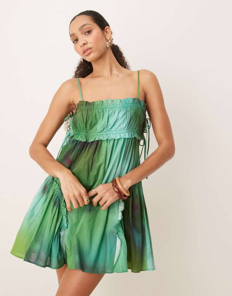 ASOS DESIGN - Babydoll-Minikleid in Grün mit verschwommenem Print und Rüschen-Saum-Bunt von ASOS DESIGN