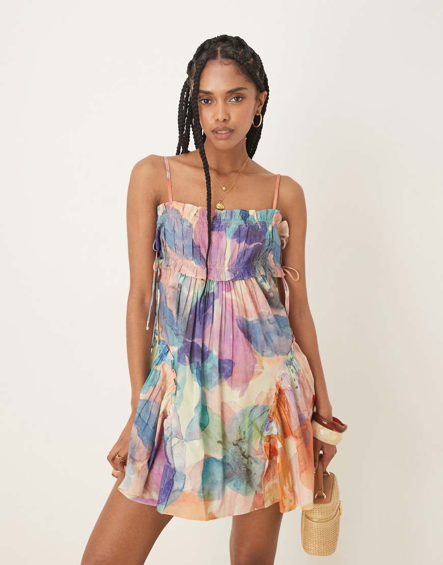 ASOS DESIGN - Babydoll-Minikleid mit Blumenmuster in verschwommenen Farben und gerafftem Saum-Bunt von ASOS DESIGN