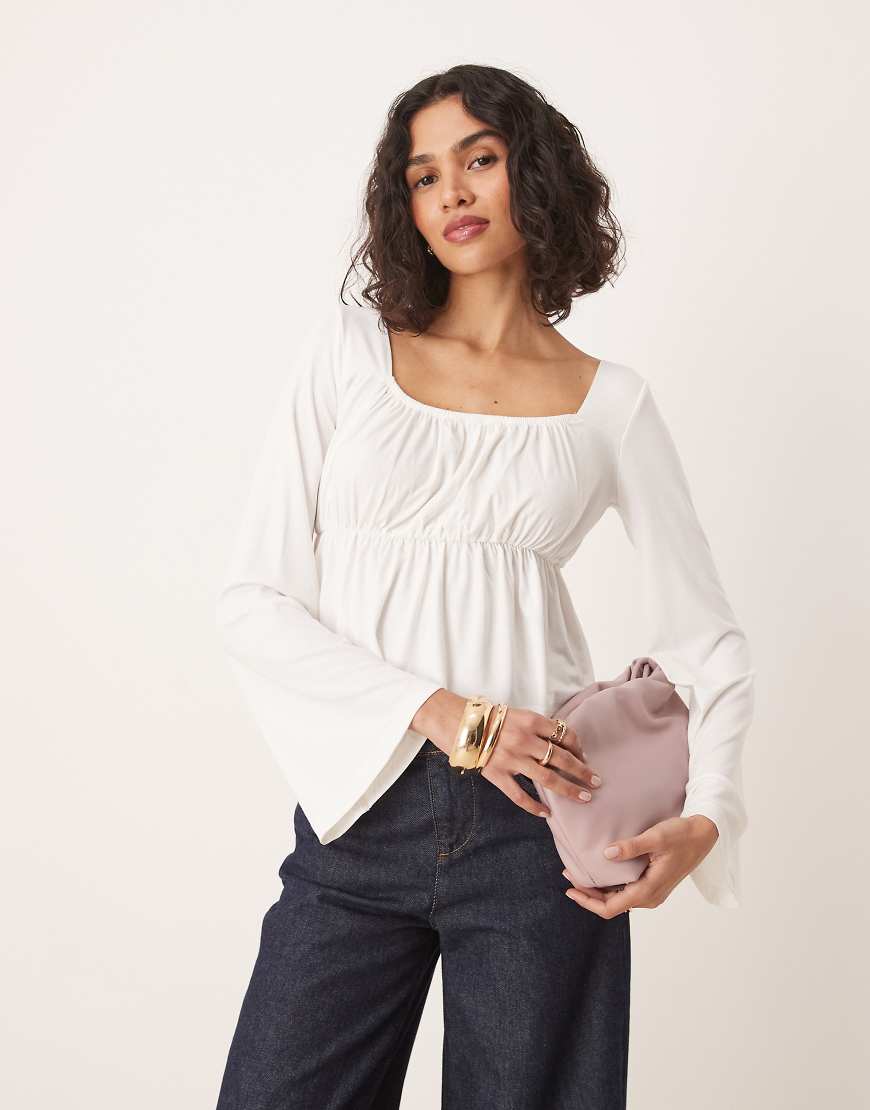 ASOS DESIGN - Babydoll-Oberteil in Elfenbeiweiß mit ausgestellten Ärmeln von ASOS DESIGN