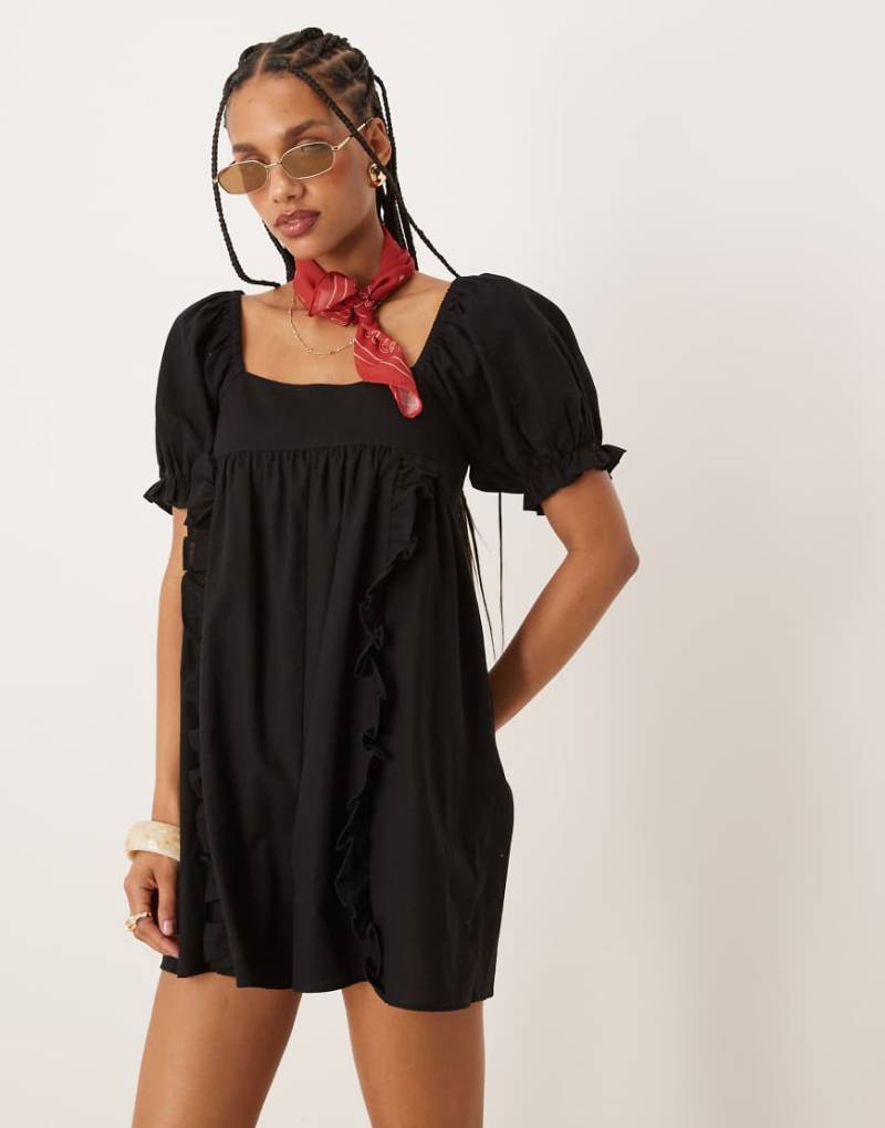 ASOS DESIGN - Babydoll-Playsuit aus Leinen in Schwarz mit Puffärmeln und Schleifendetail hinten von ASOS DESIGN