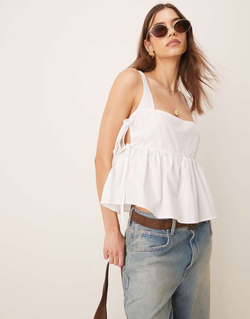 ASOS DESIGN - Babydoll-Tanktop in Weiß mit seitlicher Schnürung-Braun ASOS DESIGN - Babydoll-Tanktop in Weiß mit seitlicher Schnürung-Braun von ASOS DESIGN