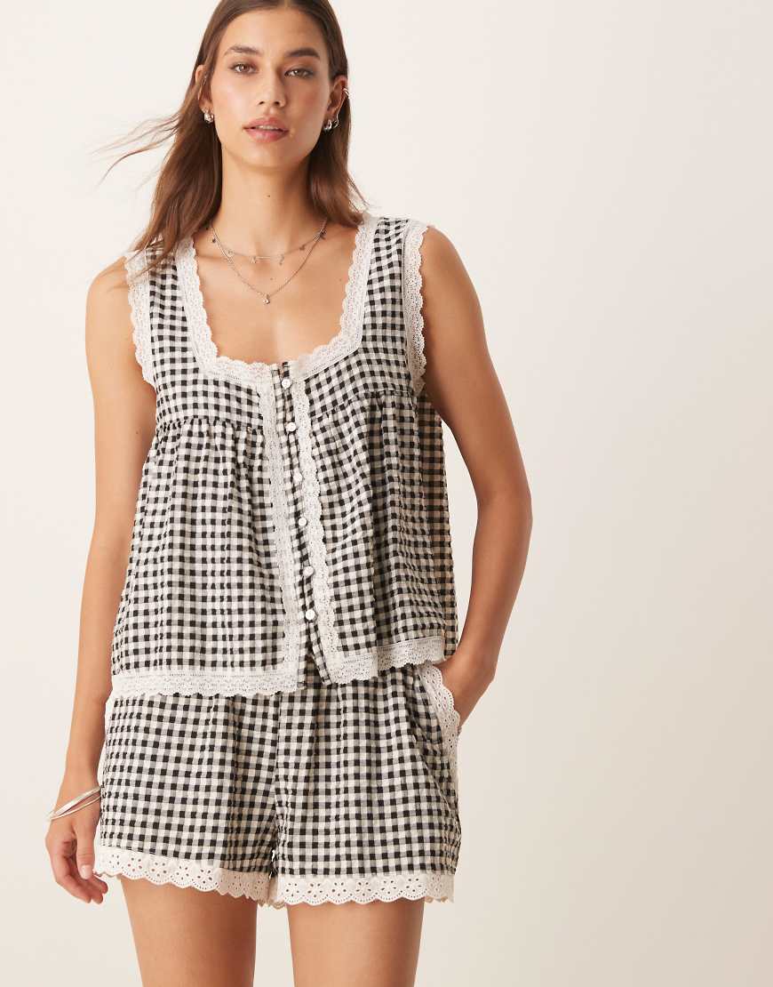 ASOS DESIGN - Babydoll-Trägertop mit Spitzenbesatz und Vichy-Karos-Bunt von ASOS DESIGN